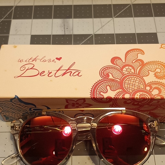 Bertha Jenna Polarized Mirrored Sunglasses - Picture 2 of 3